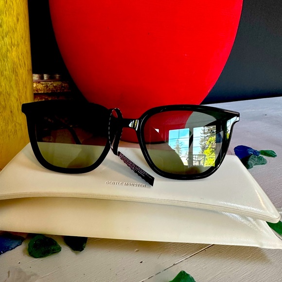 正規品◆GENTLE MONSTER◆lilit◆リリト◆ 四角形 ◆Sunglasses Gentle Monster Lilit 01 Curved Square Sunglasses | Black